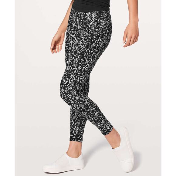 Lululemon In Movement 7/8 Tight Everlux 25" Size 6 - Picture 5 of 6